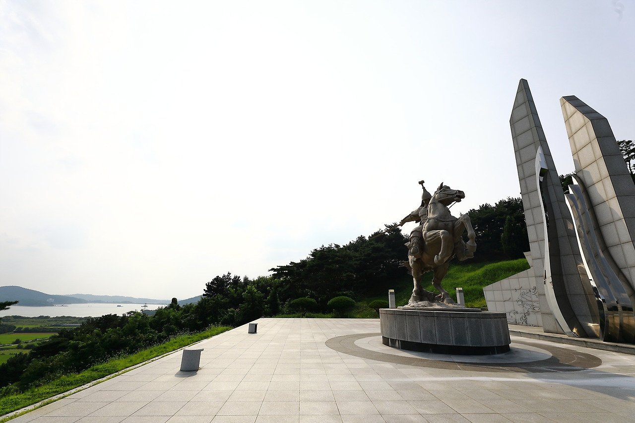 [사진 11] 계백장군기념비와 멀리 보이는 탑정호 _사진 촬영 김애진.jpg