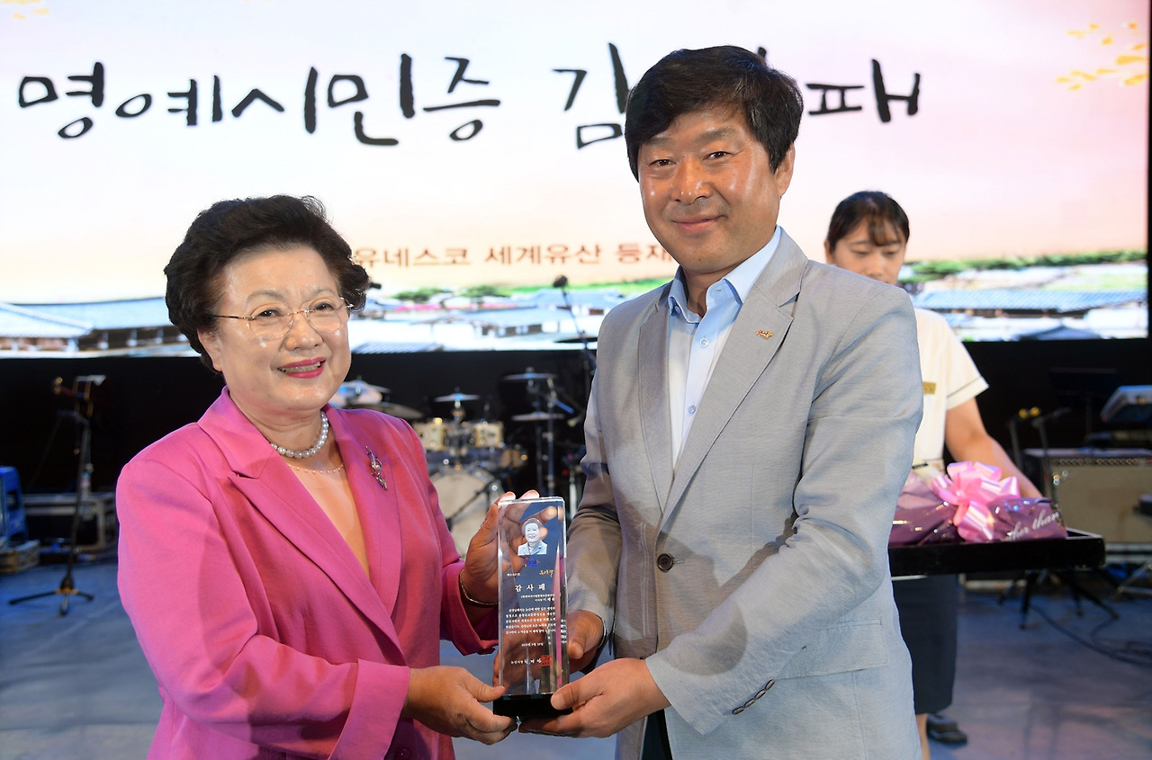 이배용 원장님 감사패 전달.jpg