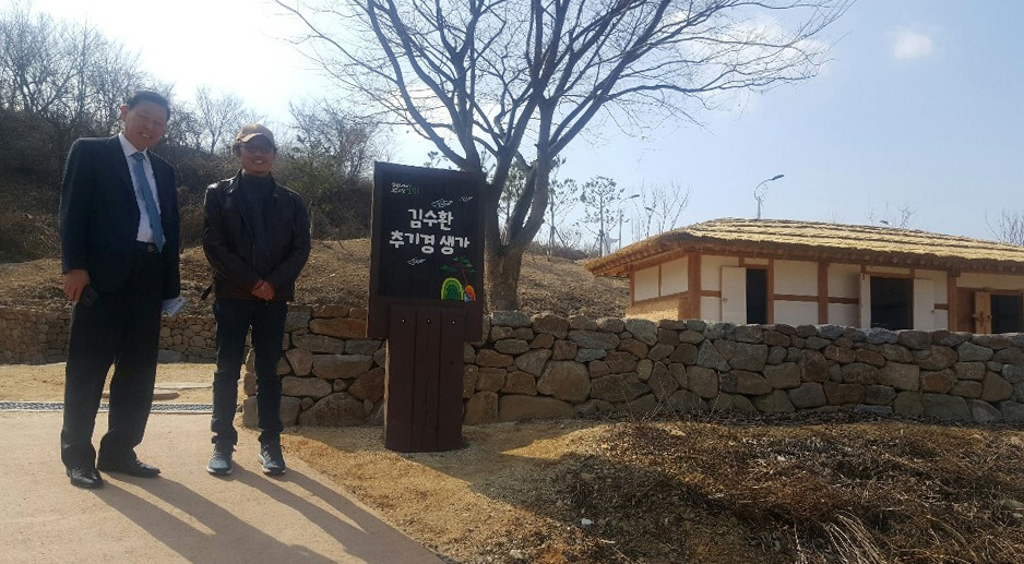 01-20-22( 작은 사진 ... 김수환추기경 생가에서 남상원 회장(좌)과 최종태 감독).jpg