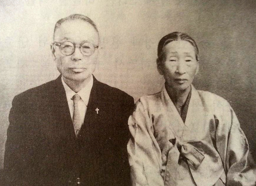 02-15 이근석선생님과 부인.jpg