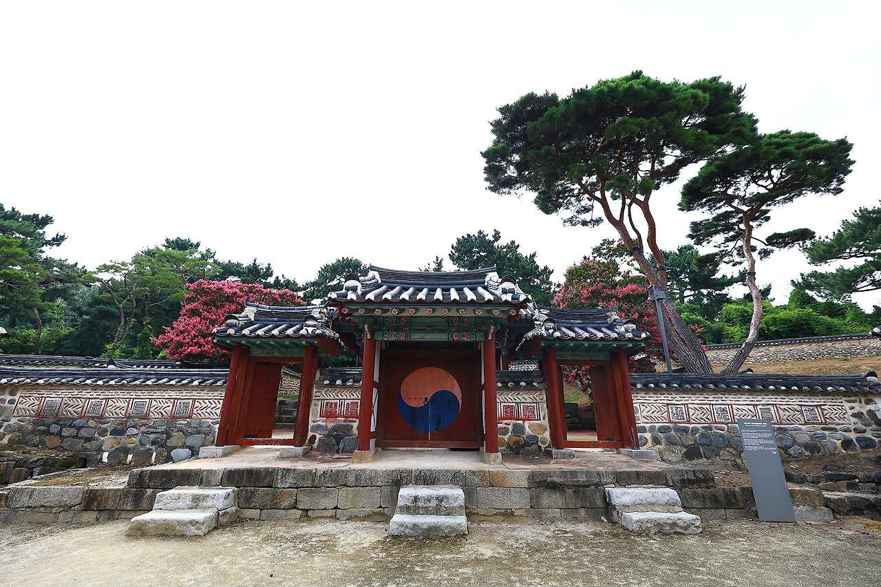 [사진 7] 제향 공간인 숭례사로 향하는 내삼문과 꽃담 _사진 촬영 김애진.jpg