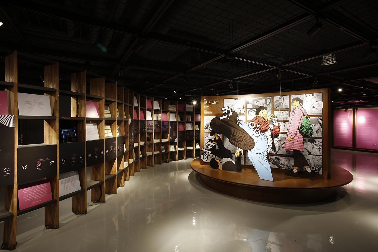 8) 1층 작가 일대기와 원형무대(인간시장).jpg
