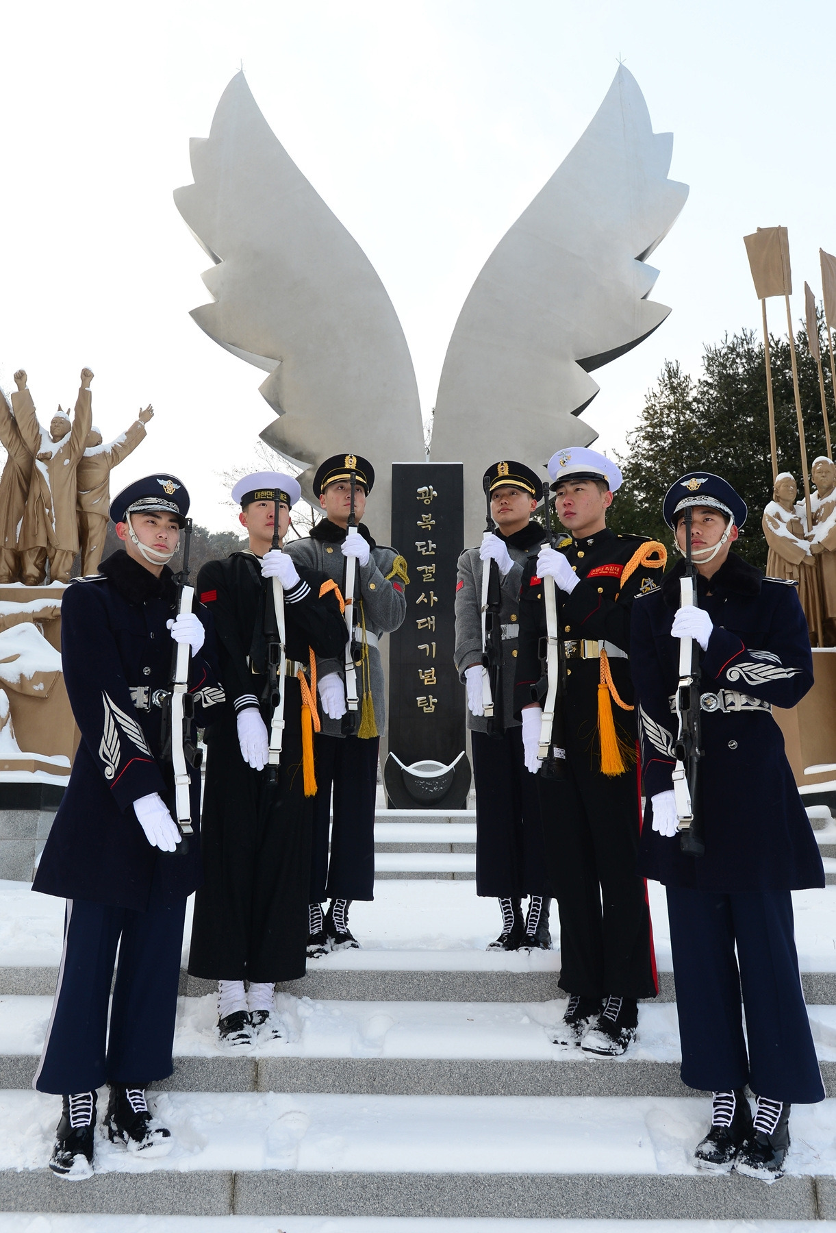 육·해·공군·해병대 의장대가 광복단 결사대 기념탑 앞에서 국방의 수도 계룡에 서려 있는 항일독립정신과 애국혼을 기리며 경례하고 있다.(사진제공 국방일보).jpg