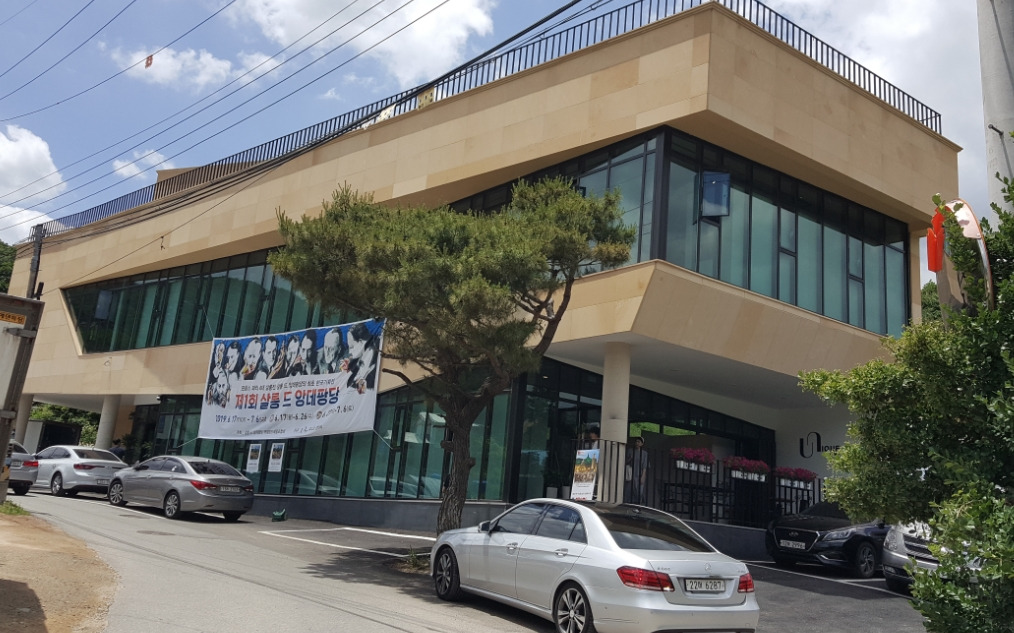 73p - 유니끄 갤러리 전경.jpg