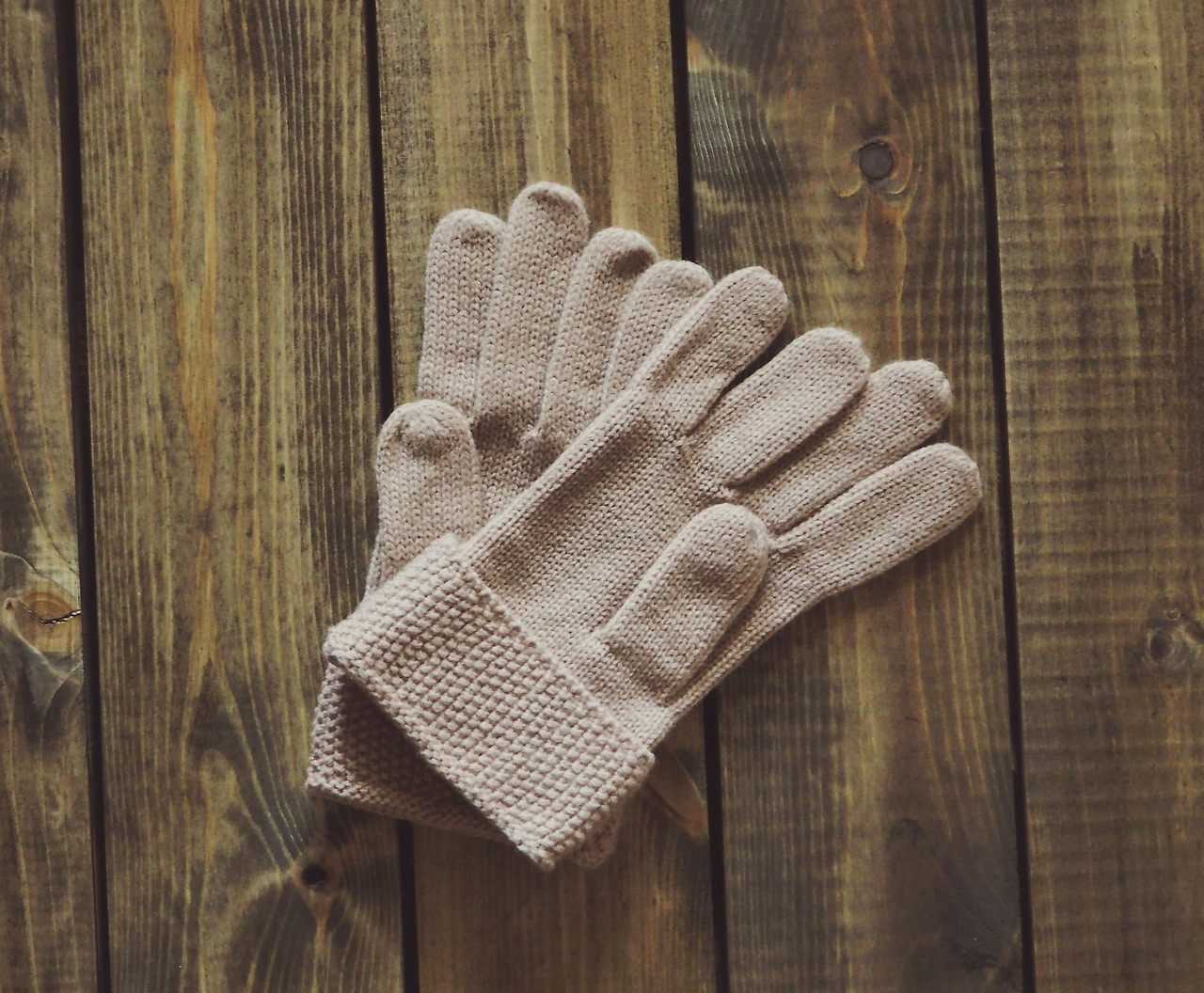 gloves-1268930_1920.jpg