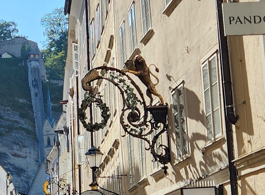 맥날 폐업 후 간판.jpg