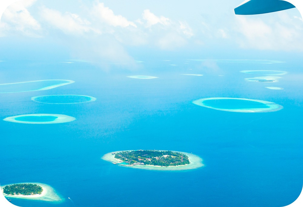 몰디브-푸른-바다-섬-맑은-날씨-항공뷰.jpg