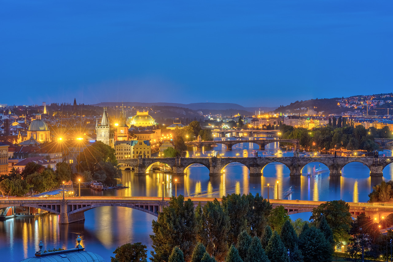 체코-프라하-노랑색-조명-야경-다리-강.jpg