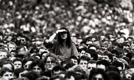 woman-peering-over-crowd-001.jpg