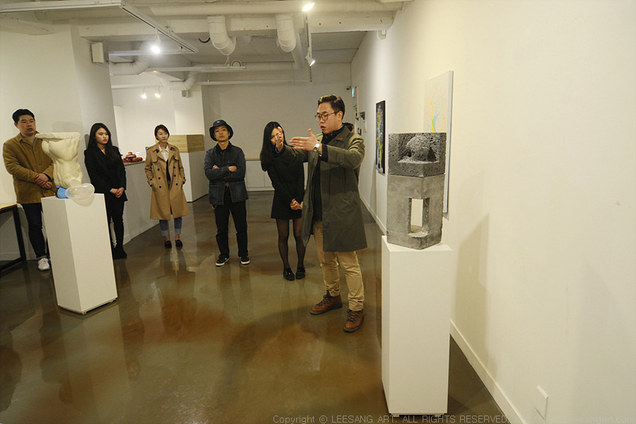 사진3 - 이상아트에서 진행된 제10회 이상한 살롱에서  Amethyst peace展의 조각가 김정현이 아티스트 토크를 하고 있다._www.leesangart.com.jpg