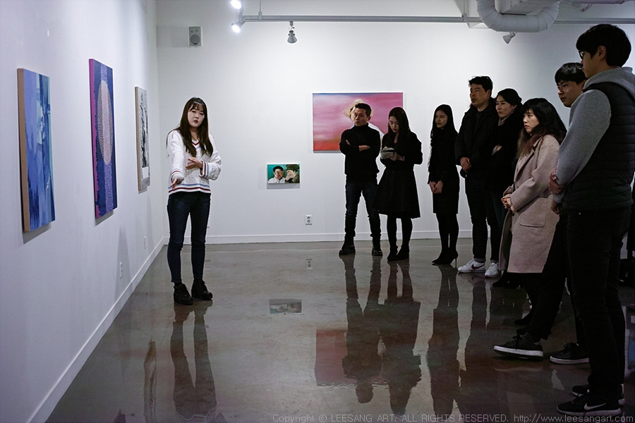 사진2 - 2019년 1월 진행된 제9회 이상한 살롱에서 garnet  true展의 문은경 작가가 아티스트 토크를 하고 있다._www.leesangart.com.jpg