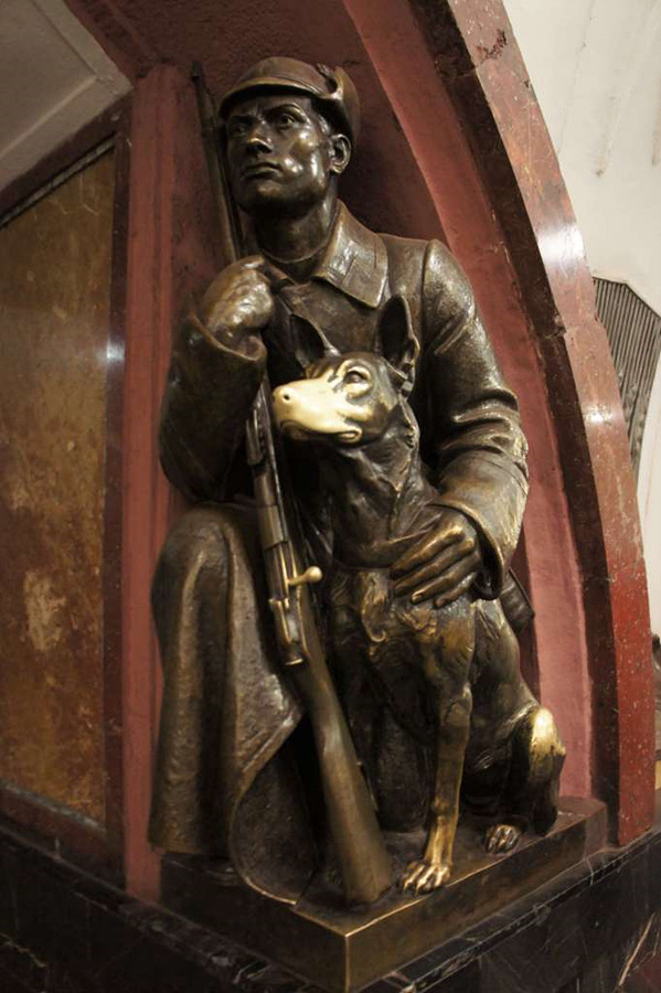 플로샤티 레볼루치 역의 개 조각상_kiddingherself.com.jpg