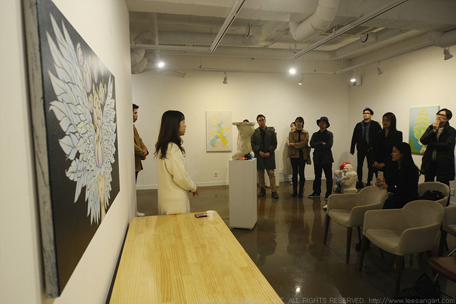 사진2 - 이상아트에서 진행된 제10회 이상한 살롱에서  Amethyst peace展의 화가 정수안이 아티스트 토크를 하고 있다._www.leesangart.com.jpg