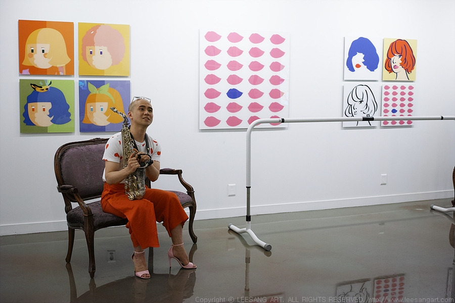 사진1 - 2018년 6월 진행된 제2회 이상한 살롱에서 다원예술가 아리스김이 색소폰 연주와 탱고를 선보였다._www.leesangart.com.jpg
