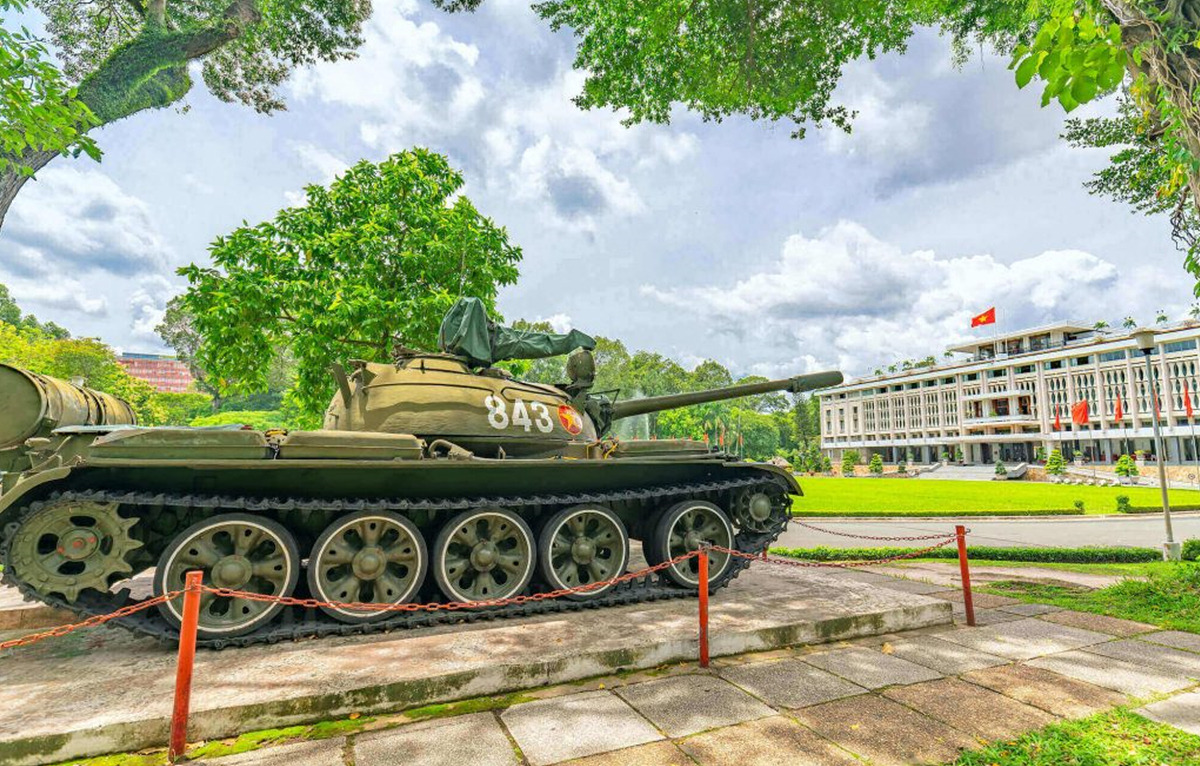 1975년 4월 30일 통일궁 정문으로 진입한 전차_thebroadlife.com_3.jpg