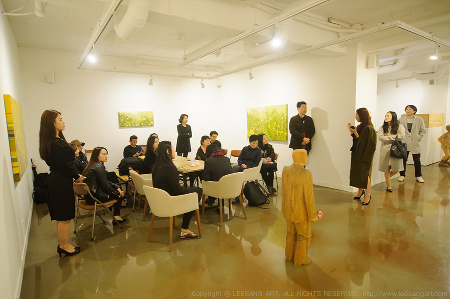 사진5 - 이상아트에서 진행된 제11회 이상한 살롱에서 Aquamarine  Youth展의 박지현 작가가 아티스트 토크를 하고 있다._www.leesangart.com.jpg