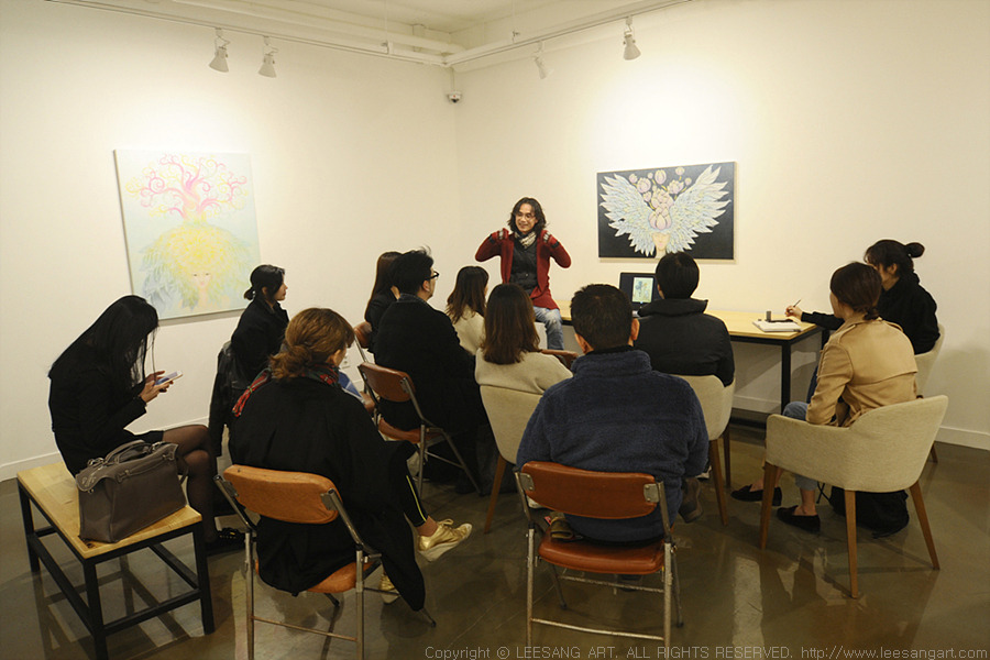 사진1 - 이상아트에서 진행된 제10회 이상한 살롱에서 한국-프랑스 공인 건축가인 메종 이데알 김영규 대표가 건축을 주제로 강연하고 있다_www.leesangart.com.jpg