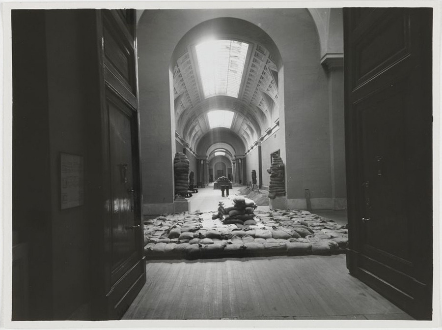 스페인 내전 때 모래주머니 보호.jpg