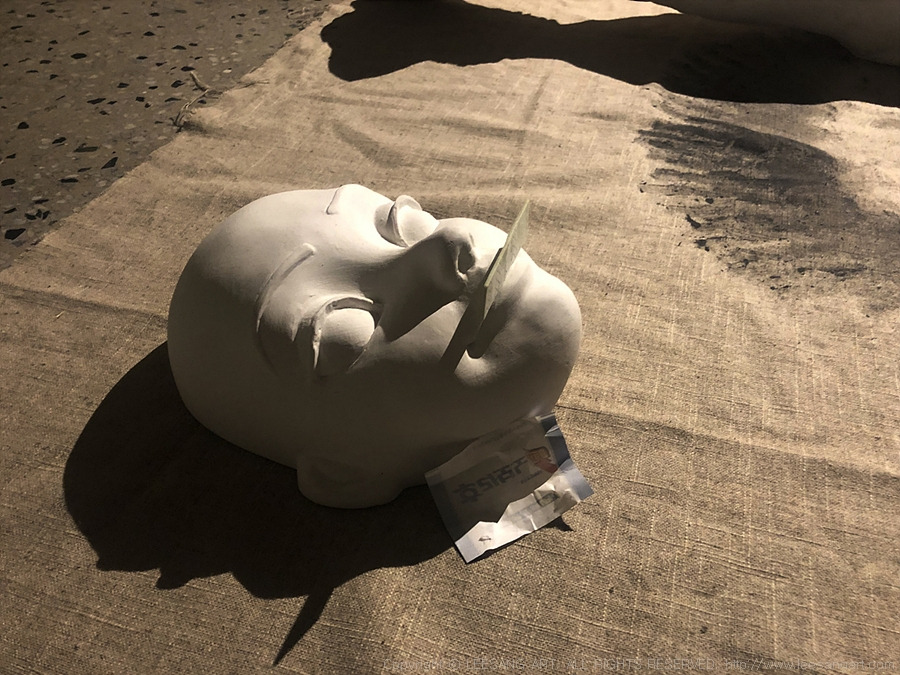 사진3 - 만지거나 낙서하거나 훼손하는 것이 가능한 이성 작가의 석고작품 ‘The Nude, Dead mask’_www.leesangart.com.jpg