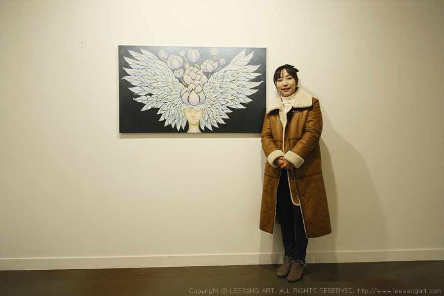 사진2 - 정수안 작가와 작품 '평온'(2019, Acrylic on canvas, 120x70cm)_www.leesangart.com.jpg