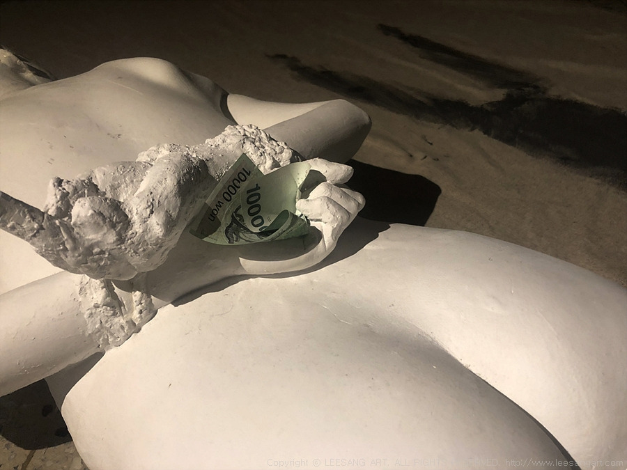 사진2 - 만지거나 낙서하거나 훼손하는 것이 가능한 이성 작가의 석고작품 ‘The Nude, Dead mask’_www.leesangart.com.jpg