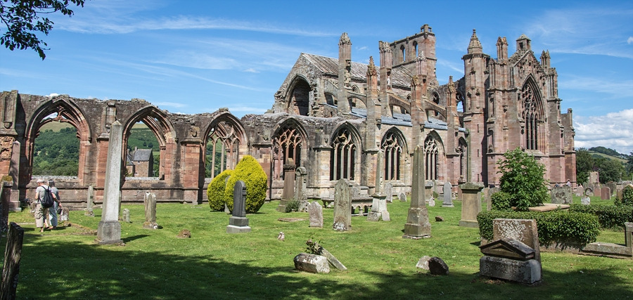 멜로즈 수도원 전경_www.scotlandsgreattrails.com_.jpg