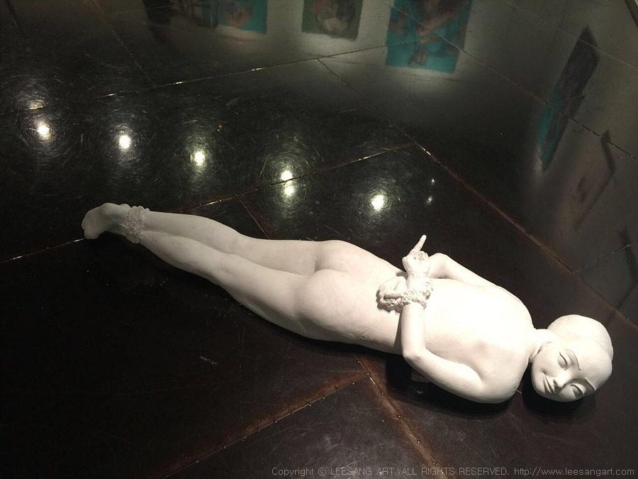 사진2 - 이성 작가의 작품 ‘The Nude, Dead mask’(2016, life casting, B급 석고, 영상가변설치, 영상 4분, 173x495x2cm)_www.leesangart.com.jpg