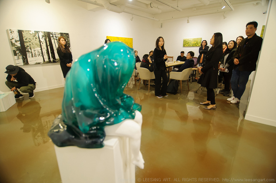 사진4 - 이상아트에서 진행된 제11회 이상한 살롱에서 Aquamarine  Youth展의 박정윤 작가가 아티스트 토크를 하고 있다._www.leesangart.com.jpg