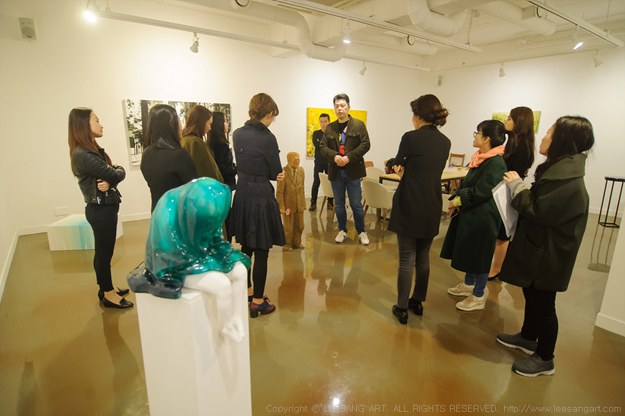 사진2 - 이상아트에서 진행된 제11회 이상한 살롱에서 Aquamarine  Youth展의 허진호 작가가 아티스트 토크를 하고 있다._www.leesangart.com.jpg