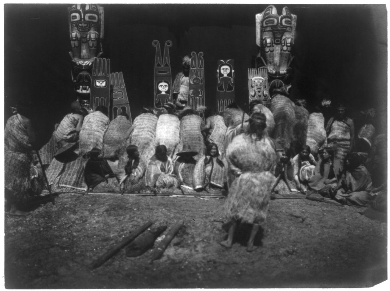 겨울축제를 벌이고 있는 콰키우틀족.jpg