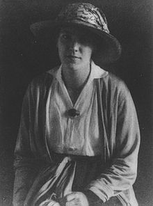 220px-Eileen_Power,_1922_(2).jpg