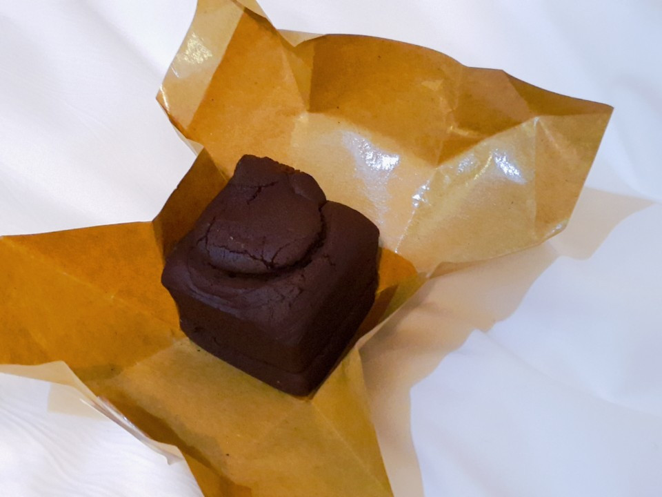 브라우니 최콜릿_초콜릿이 녹을땐 슬픔도 녹아내려.jpg