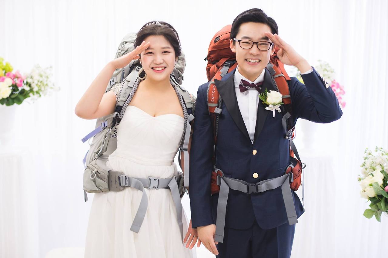 웨딩드레스와 턱시도.jpg