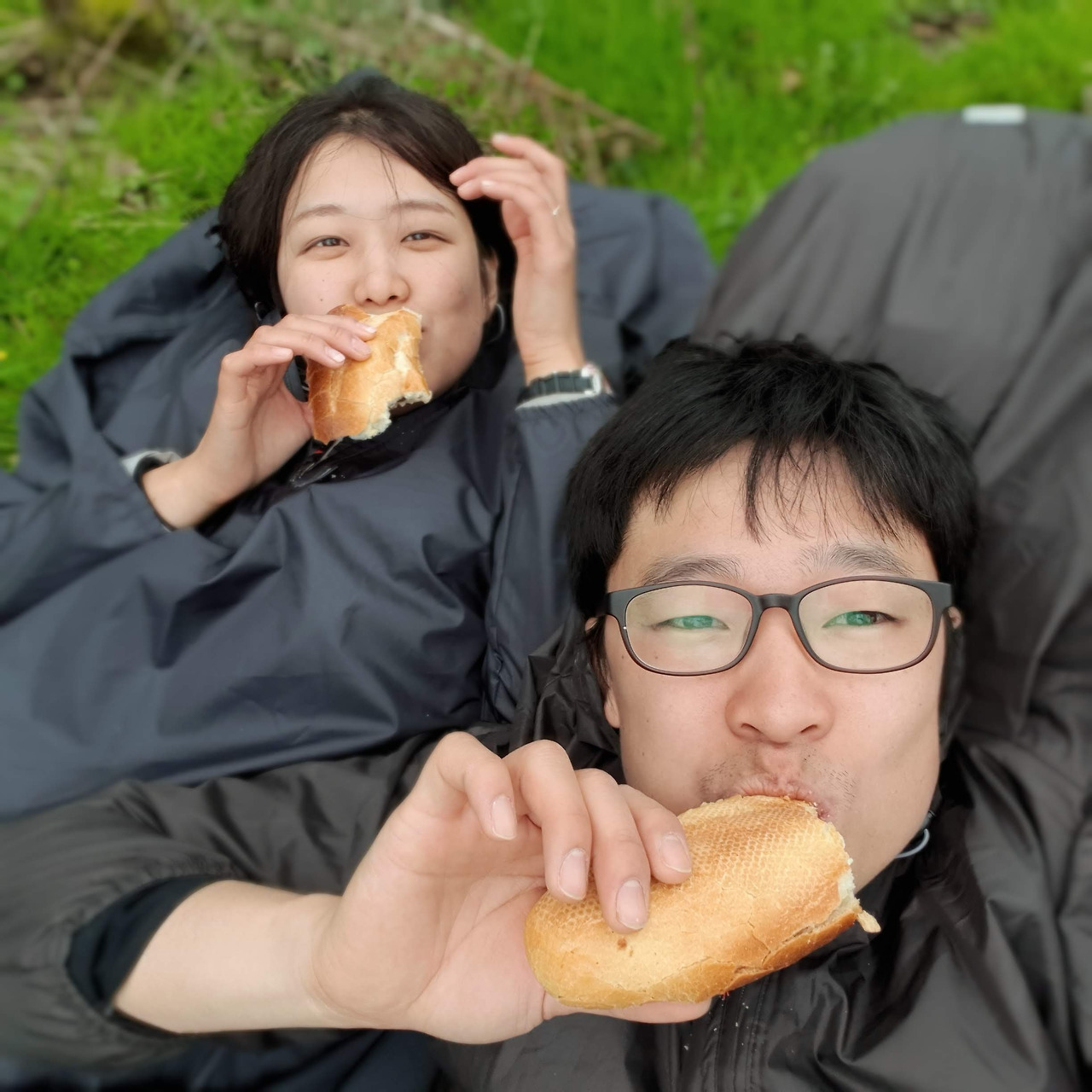 비옷입고 점심.jpg