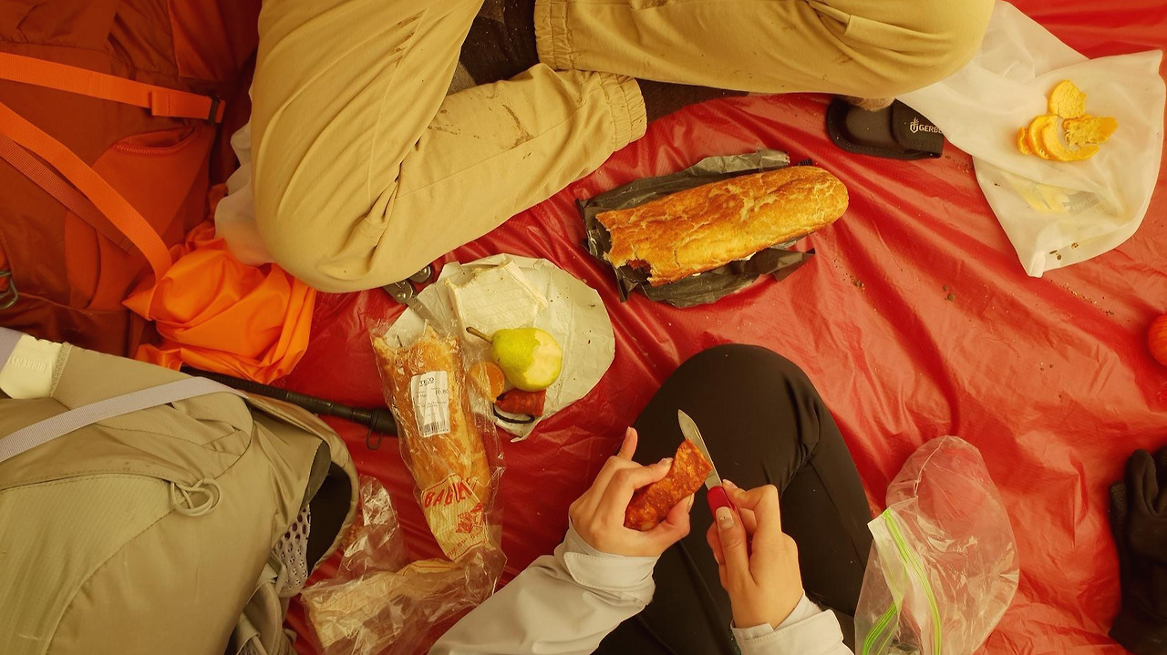 텐트 속 점심.jpg