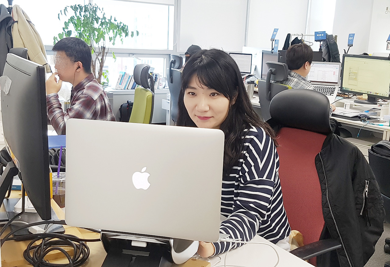 현미님 모니터 보고 있는 사진.jpg