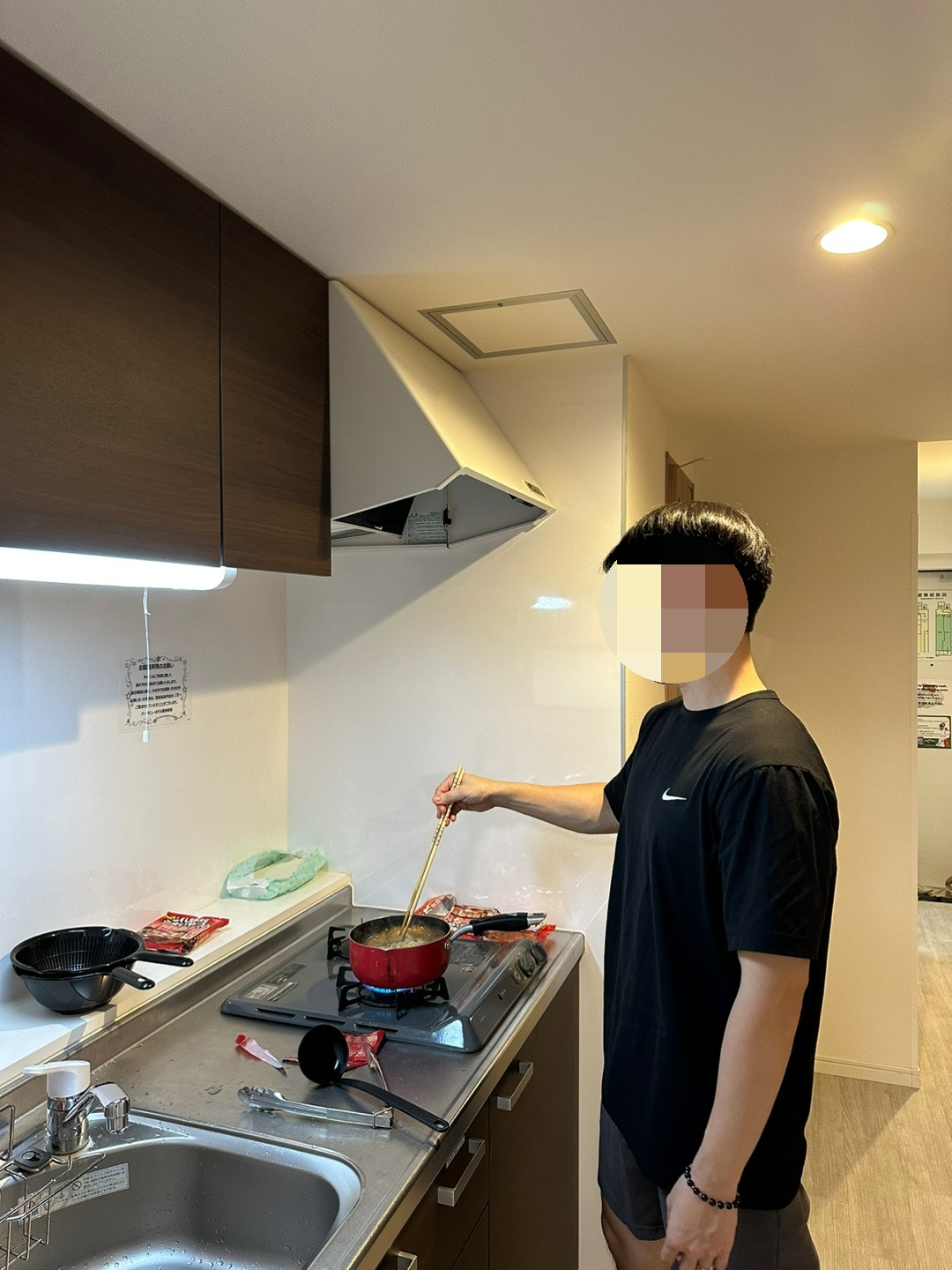 라멘을 끓이는 종혁.jpg