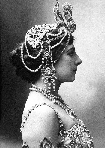 771px-Mata-Hari_1910.jpg