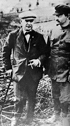 Rakovsky_and_trotsky_circa_1924_trimmed.jpg