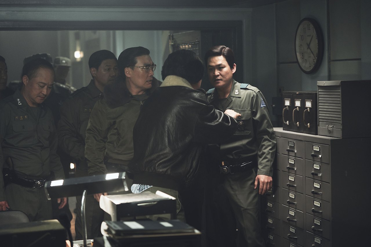 국방장관에게 직언하는 헌병감 김준엽(김성균 분).jpg