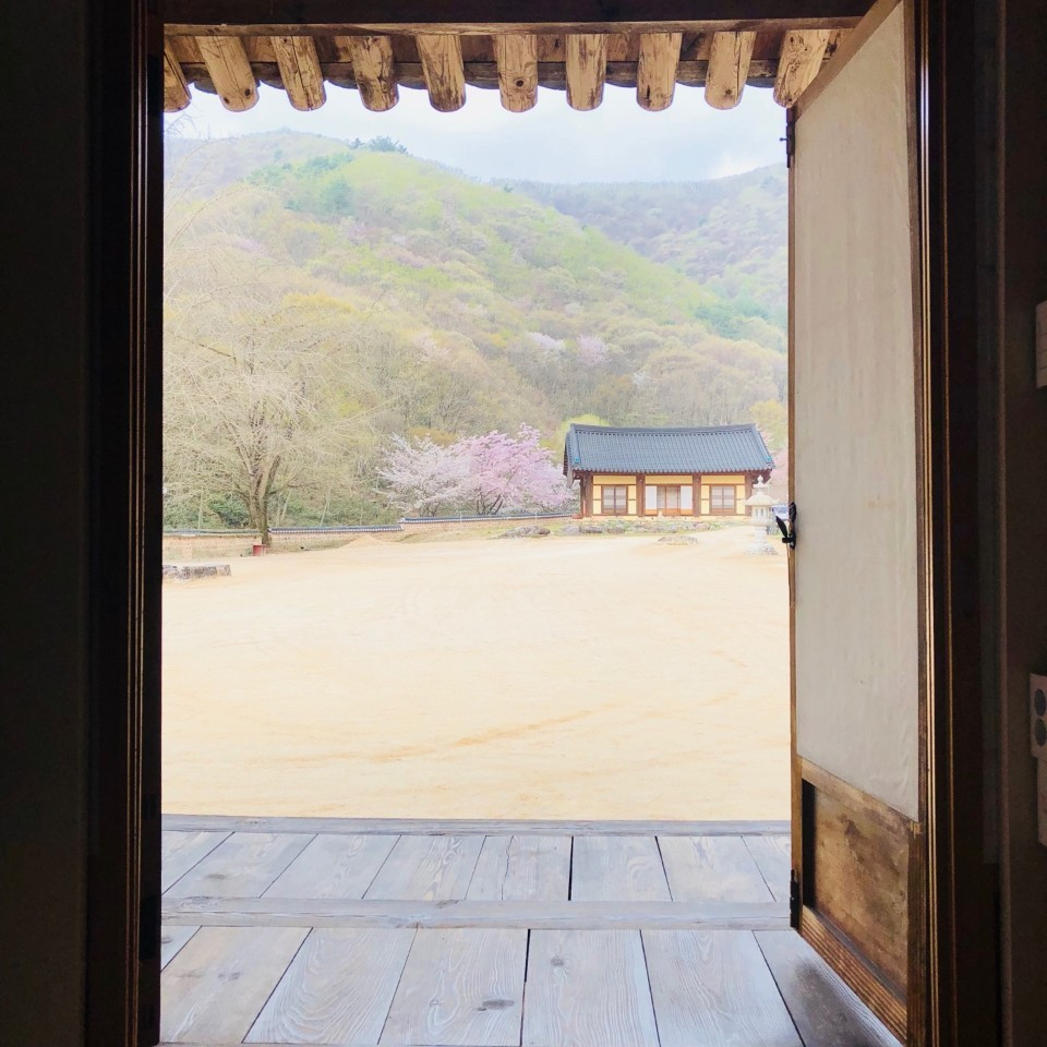 KakaoTalk_20190619_084251648(봄날 천황사 본채에서 바라본 요사채).jpg