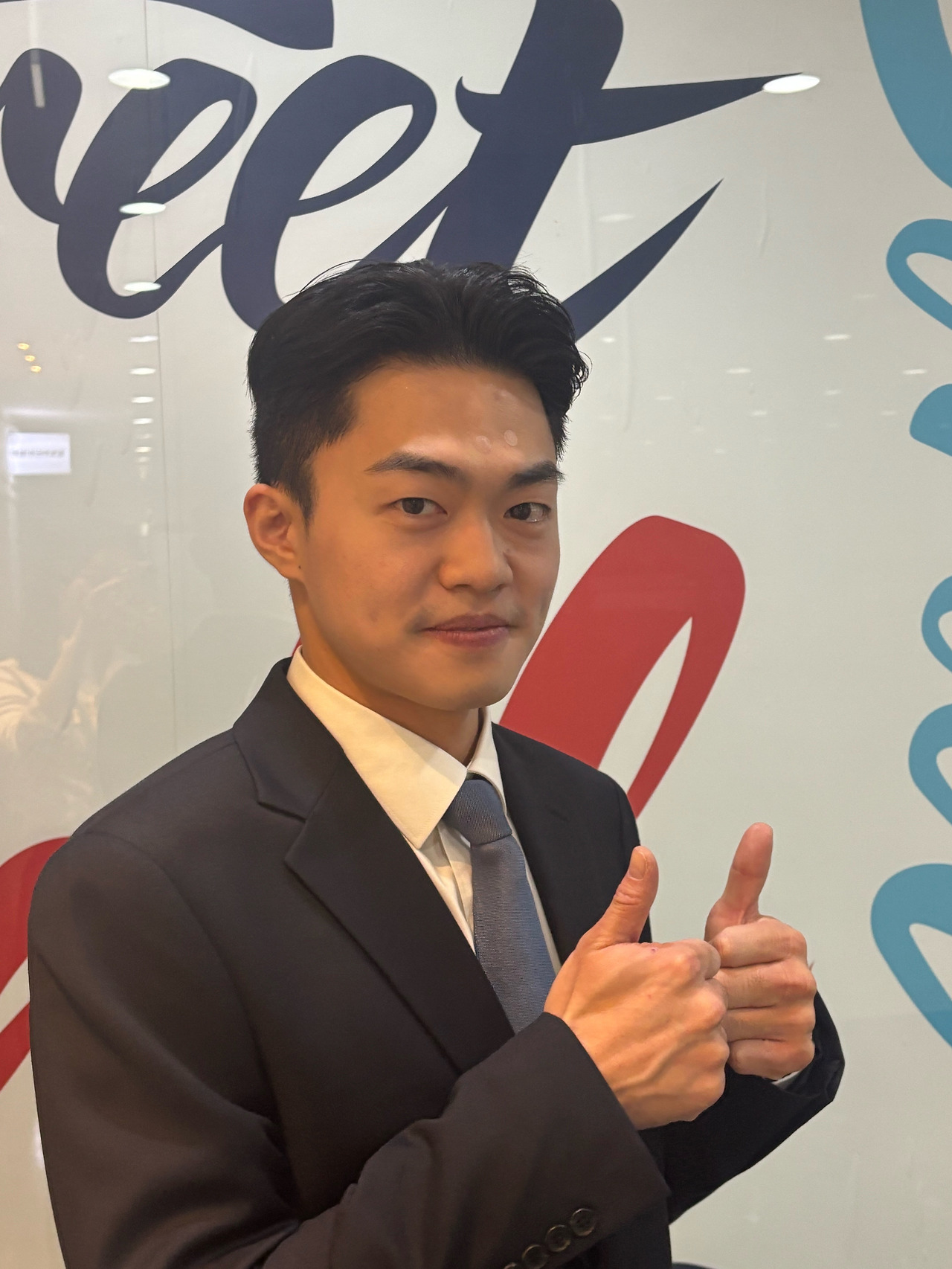 수강후기_윤재환님 1-3.로고 앞 미소 클로즈업.jpg