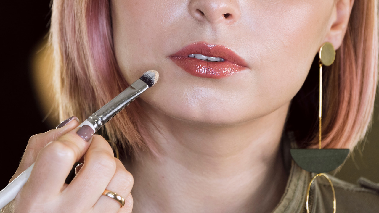 artist-applying-foundation-woman.jpg