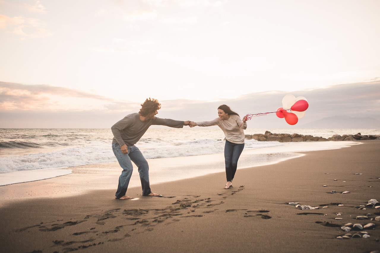 couple-love-playing-she-with-balloons-hand.jpg