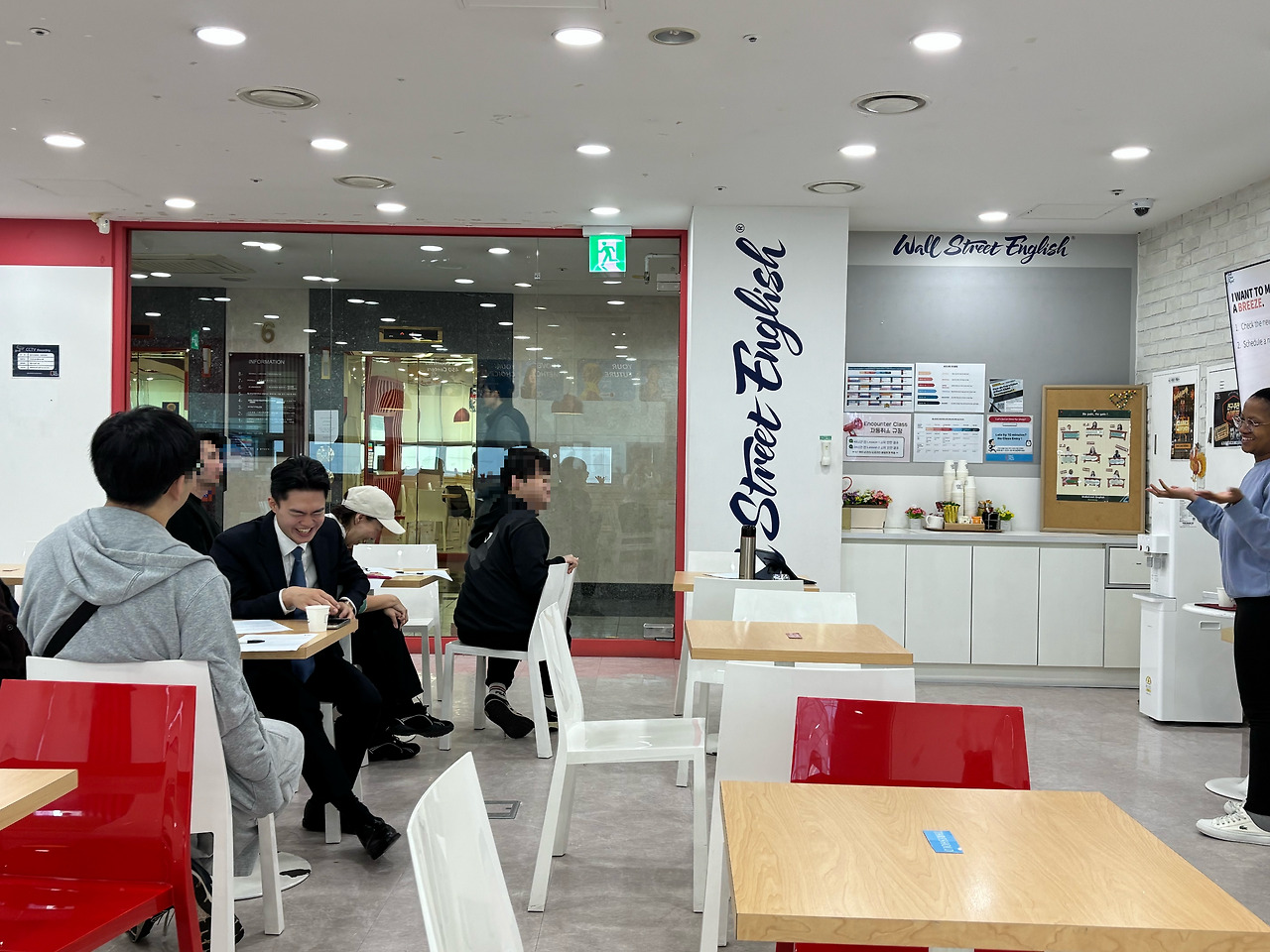 수강후기_윤재환님 3-1.센터SC참여 중 전신 웃음_타회원 모자이크 필요.jpg