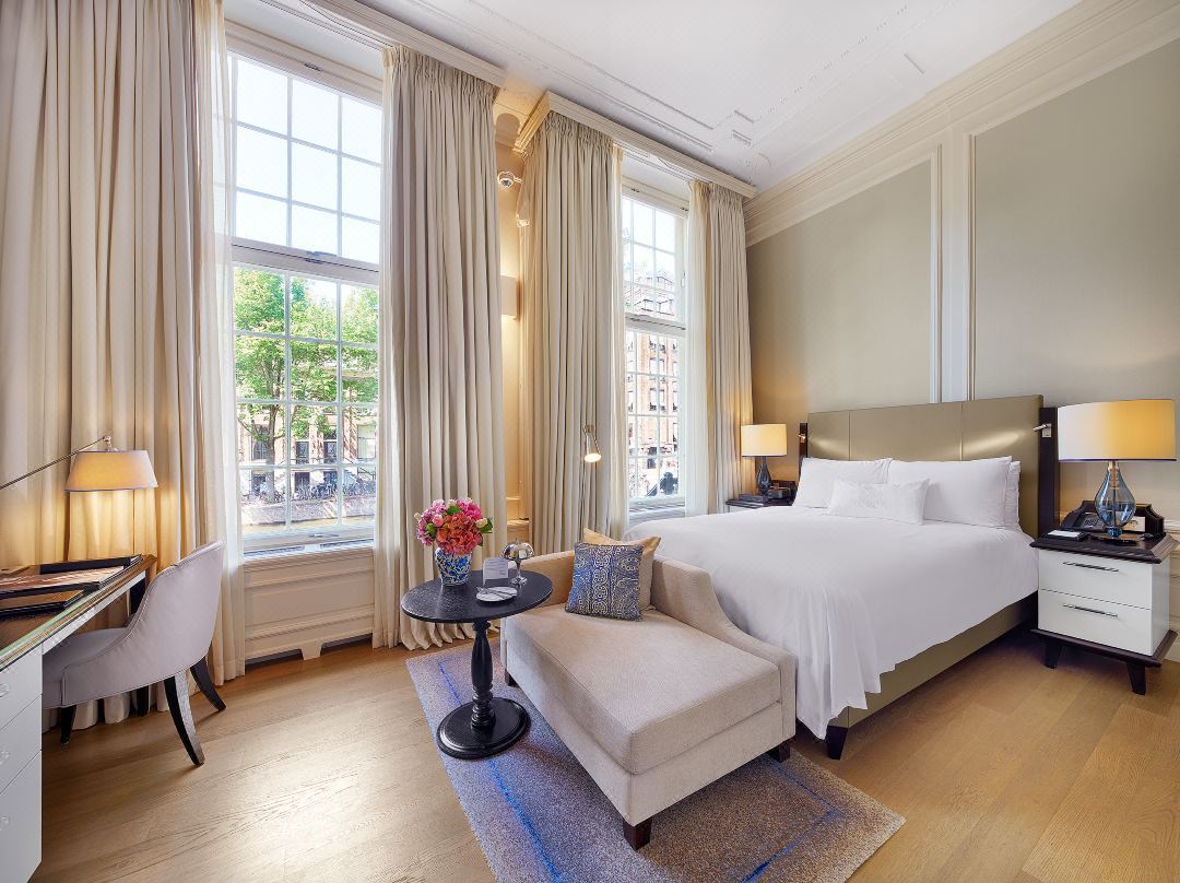 월도프_아스토리아_암스테르담_디럭스룸.jpg