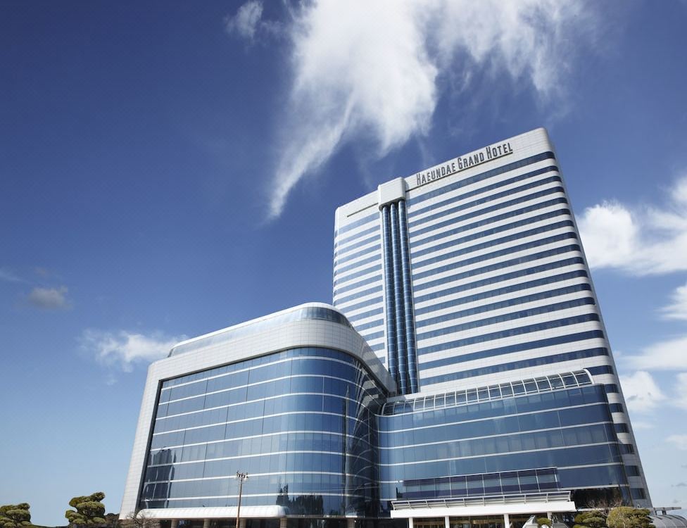 해운대_그랜드_호텔_외관.jpg