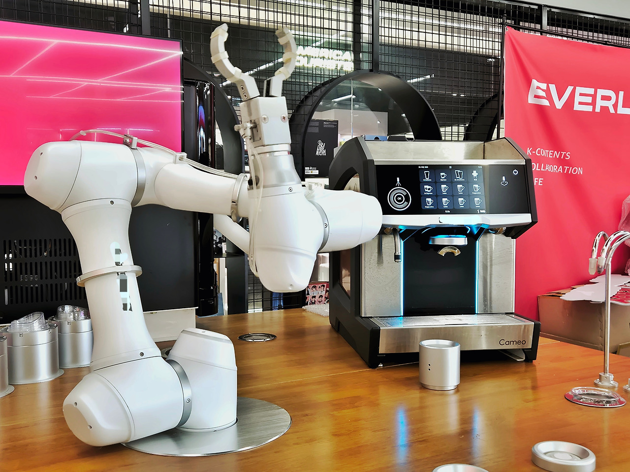 로봇팔 커피.jpg