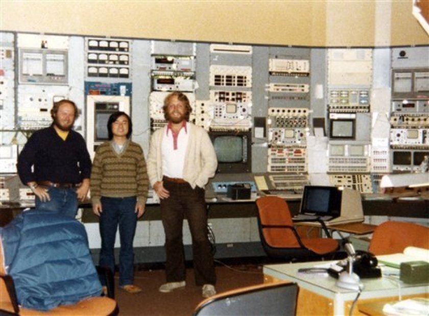 소프트 뱅크 (Softbank Corp.)가 발표 한 이 사진에 따르면 소프트 뱅크 (Softbank) 사장 인 마사요시 손 (Masayoshi Son) 센터는 버클리 대학 (University of California, Berkeley)에서 공부하는 동안 알 수없는 친구와 포즈를 취하고있다..jpg