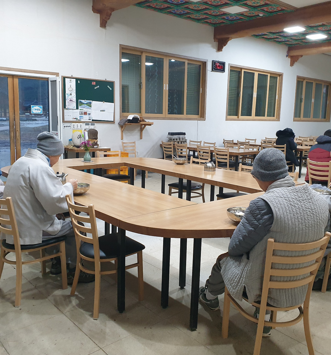 둥근 테이블.jpg